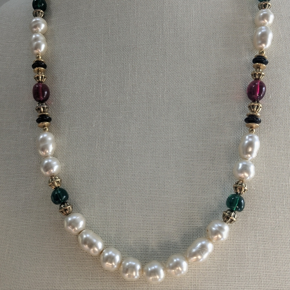 Beautiful Vintage Faux Pearl Long Necklace With Dark Red And Green Accent Beads - Picture 2 of 5